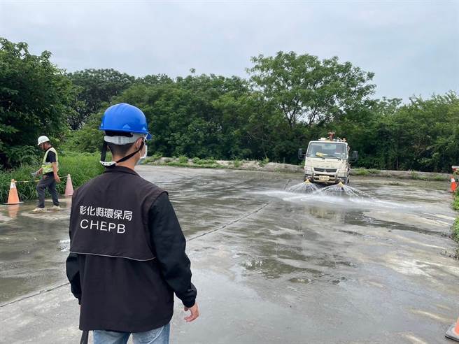 环保局加强重点路段洗街作业、大型营建工地及裸露地加强洒水等，减缓空气污染情况。(环保局提供／吴建辉彰化传真)