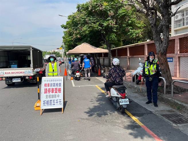 环保局派员在辖内大型工厂、未定检机车、高污染车辆及露天燃烧执行加强稽查工作。(环保局提供／吴建辉彰化传真)
