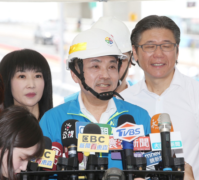 国民党预期将在明天徵召新北市长侯友宜参选2024，侯友宜表，团结共好面对挑战。新北市长侯友宜16 日视察成芦大桥机车道拓宽工程并回答媒体时事议题。(陈怡诚摄)