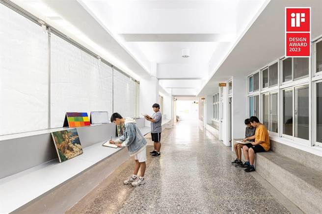 新竹市竹光国中「拾艺光廊－浮抚 FUFU Art Gallery层间美术馆改造计画」，近日荣获2023德国iF设计大奖。（新竹市政府提供／陈育贤新竹传真）