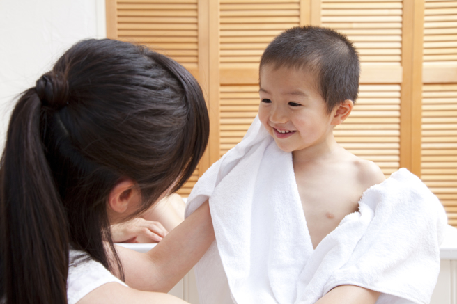 日本一名妈妈与23岁三胞胎儿子关系非常好，就算孩子长大了，他们还是会一起泡澡。(示意图/达志影像)