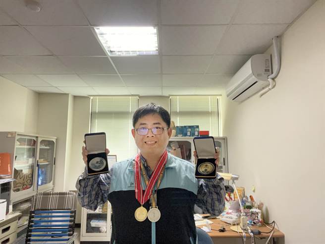 身为4宝爸的辅英科大健康事业管理系副教授林政翰与得奖奖牌。（翻摄照片／高雄洪靖宜传真）