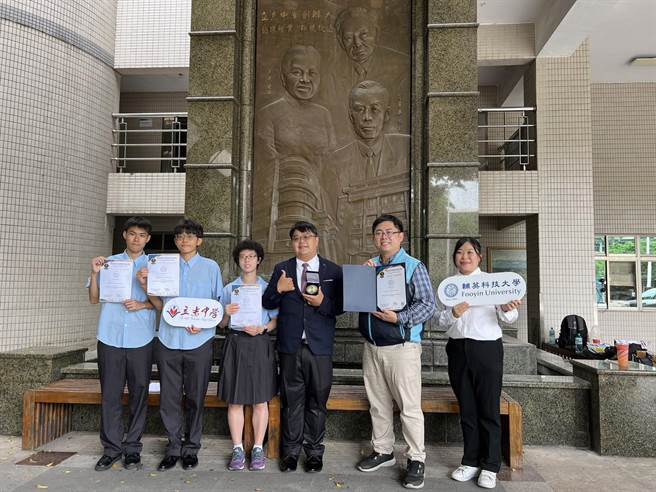 辅英科大林政翰副教授与立志中学李秉宸教师率学生团队，以「剖腹产卫教APP」夺得马来西亚国际发明展金牌奖扫街。（翻摄照片／高雄洪靖宜传真）