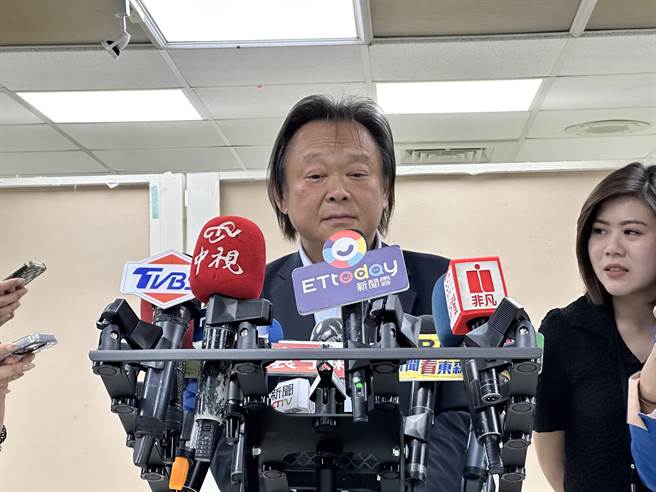 民进党台北市议员王世坚大讚，国民党台北市议员游淑慧才貌双全，问政逻辑性强，态度温和、理性，表现佳。（刘彦宜摄）