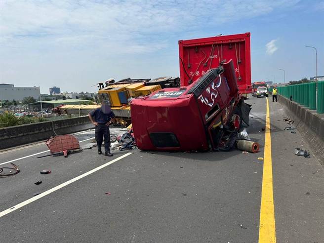 台61线快速道路38公里处，16日上午发生严重车祸事故，货柜车疑未注意路况，撞上前方吊车。（翻摄照片／蔡明亘桃园传真）