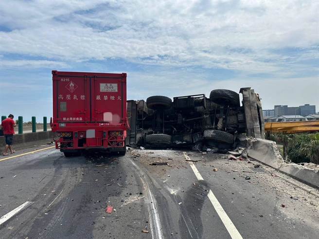 台61线西滨快速道路北上约38公里处，16日上午发生车祸事故，吊车差点摔落快速道路桥下。（翻摄照片／蔡明亘桃园传真）