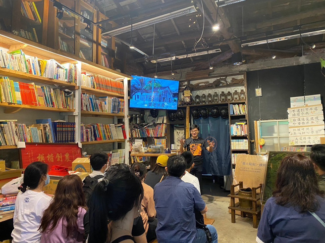 原民局于5月7日办理创业参访及计画撰写活动，学员上午参访萤火虫书屋(图中/萤火虫书屋创办人叶家豪)，瞭解创业甘苦谈。（图/新北市政府原民局提供）