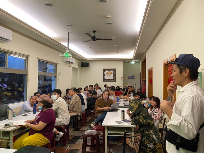 拿鞘执行长刘大卫(右一) 以「一件想做的事情」引导学员进行创业提案发想。（图/新北市政府原民局提供）