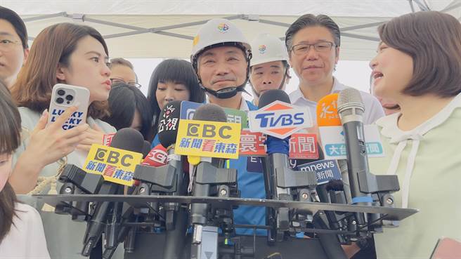 针对明天将全程参加中常会一事，侯友宜解释是以县市首长身份支持被提名的党籍立委参选。（吕健豪摄）