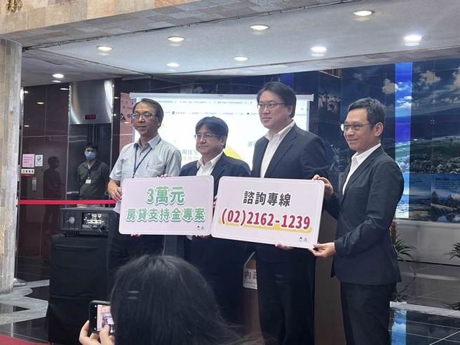内政部长林右昌（右2）与营建署长吴欣修（左2）16日上午举行「中产以下自用住宅贷款户支持专案」准备上路记者会。（游念育摄）