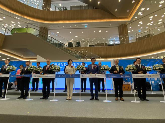 三井不动产在台首座区域型购物中心LaLaport台中16日盛大剪彩全馆开幕。（冯惠宜摄）