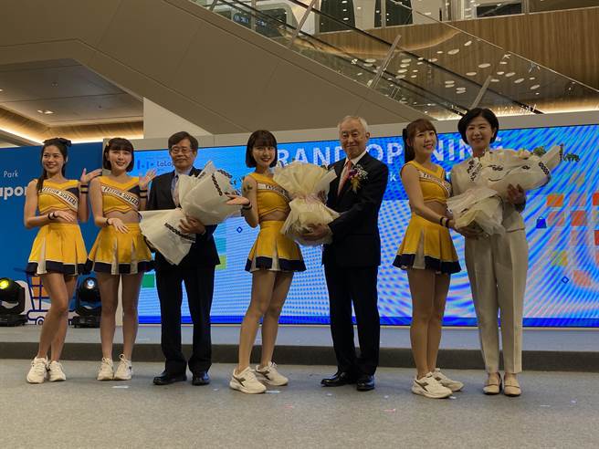 三井不动产在台首座区域型购物中心LaLaport台中16日盛大剪彩全馆开幕。（冯惠宜摄）