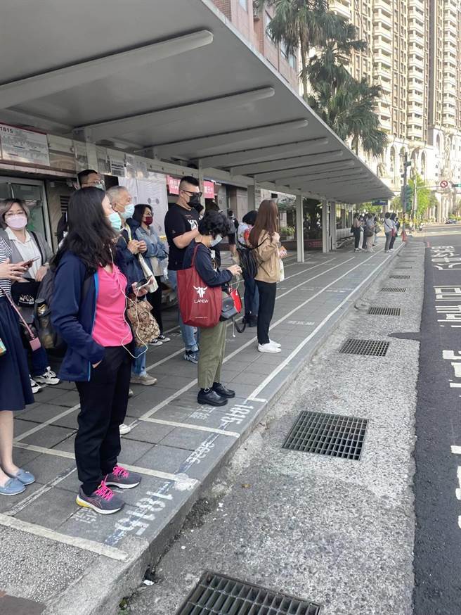 基隆市交通处16日上午勘查，发现候车人潮有感减少。（基隆市政府提供／张志康基隆传真）