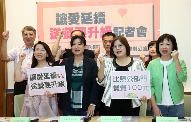 民进党立委罗美玲（前左起）、蔡培慧、吴玉琴及何欣纯16日举行「让爱延续 长照送餐经费增加」记者会。（刘宗龙摄）
