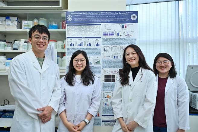 阳明交大微生物及免疫学研究所副教授徐嘉琳(左起2)与研究团队合影。(阳明交大提供)