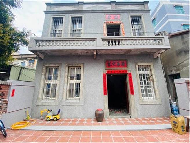 高雄旗津区具有闽、日式建筑「锦绣」歷经1年余整修下，恢復往日风采，屋主也欢迎市民来电预约免费参观。（高雄市都发局提供／崔正纲高雄传真）