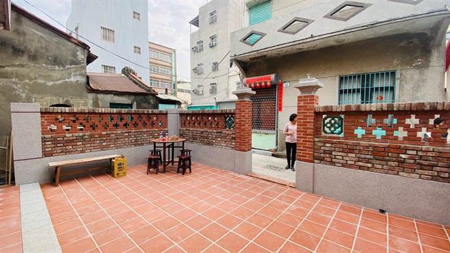 高雄旗津区具有闽、日式建筑「锦绣」歷经1年余整修下，恢復往日风采，屋主也欢迎市民来电预约免费参观。（高雄市都发局提供／崔正纲高雄传真）