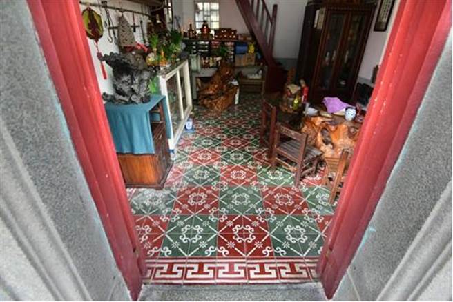 高雄旗津区具有闽、日式建筑「锦绣」歷经1年余整修下，恢復往日风采，屋主也欢迎市民来电预约免费参观。（高雄市都发局提供／崔正纲高雄传真）