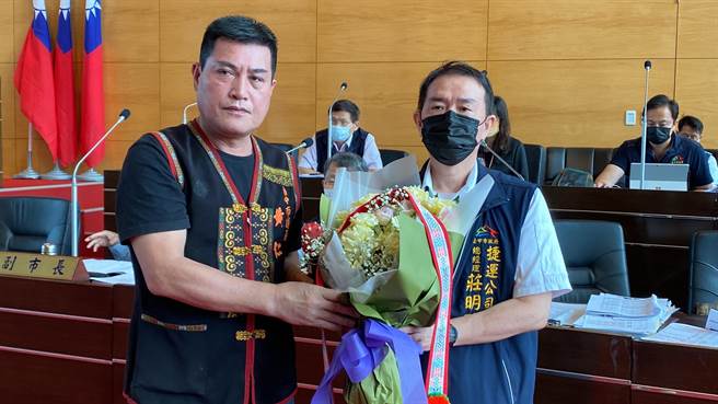 台中市原住民议员黄仁今天在议会质询时，送花悼念林淑雅，并请中捷总经理庄明聪转交。（张亦惠摄）