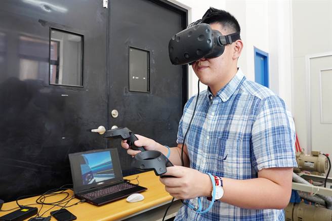大叶大学学生透过VR体验风机维护作业。(大叶大学提供／吴建辉彰化传真)