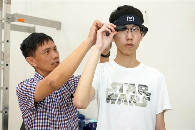 大叶大学教务长陈郁文(左)指导学生操作AR眼镜。(大叶大学提供／吴建辉彰化传真)