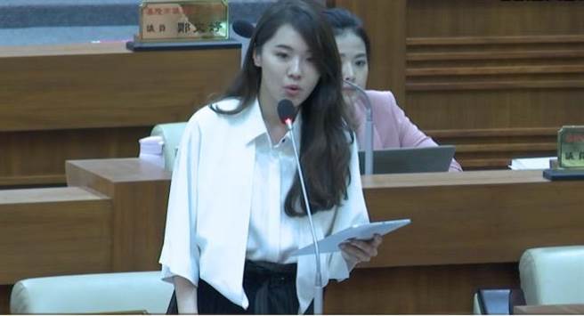 ▲基隆市议员许睿慈于质询时就基隆某高中惊传狼师问题，要求教育处说明，以及未来如何防范。（徐佑升摄）