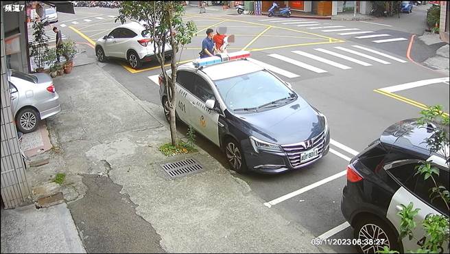 丰原警分局巡逻车火速将母女送至医院。（警方提供）