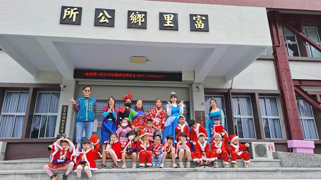 花莲县富里乡公所鼓励民眾移居并在乡内增产报国，去年祭出生育补助8万元、今年加码新生儿营养补助2万元，若再加上县府的2万元补助，等同今年出生的新生儿，每胎可获12万元奖励金。（摘自富里乡公所脸书官网）