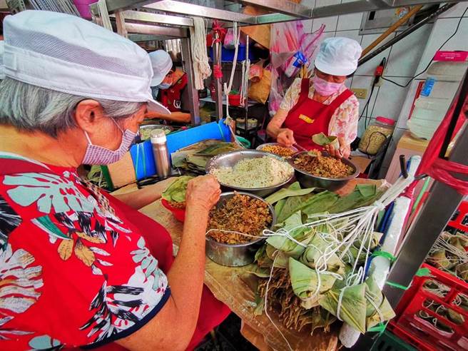 施碧莲说，包粽的达人们都是她的「闺蜜」义气相挺，每天大家来这边都很快乐，包粽子话家常，让心情愉悦保持笑容，笑容就是让肉粽好吃的秘诀。(本报资料照片)