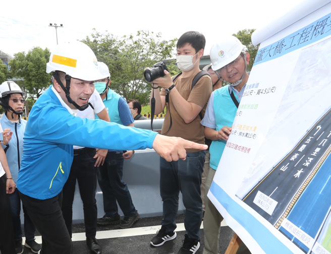 新北市长侯友宜前往视察「成芦大桥瓶颈路段改善工程」，听取养工处简报。（陈怡诚摄）
