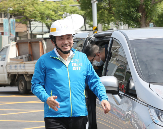 新北市长侯友宜前往视察「成芦大桥瓶颈路段改善工程」，以及机车道完工通车成果。（陈怡诚摄）