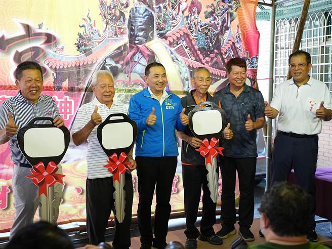 新北市长侯友宜今(16)日上午到五股视察成芦大桥瓶颈路段改善工程，接着再到芦洲福安宫代表新北市政府受赠3辆社福专车。(黄敬文摄)