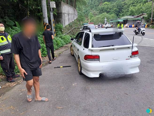 白色自小客车打滑衝撞测速照相机。（警方提供）