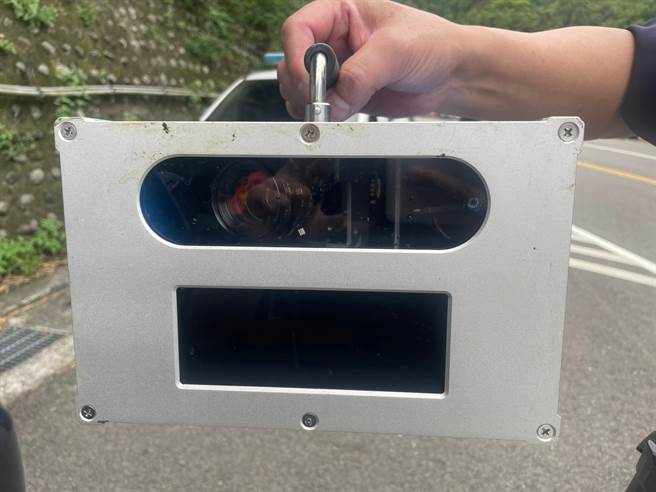 白色自小客车打滑衝撞测速照相机。（警方提供）