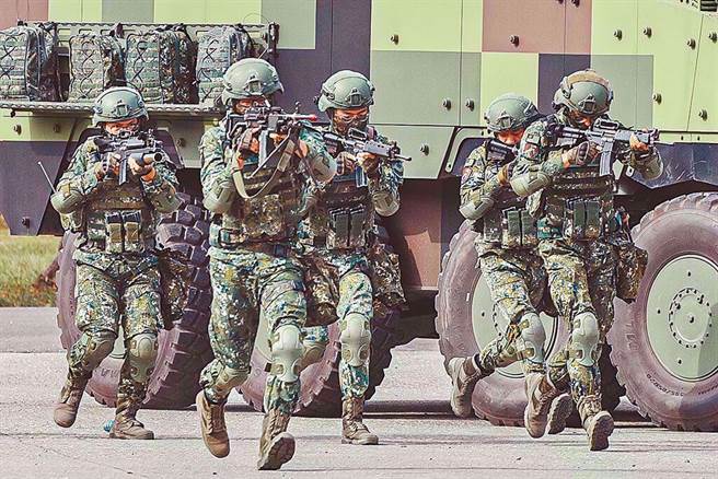 國防部13日上午例行記者會公布「全民國防應變手冊」，其中，提及戰時可能發生的狀況，並公布敵人軍裝識別。圖為服兵役示意圖。（本報資料照片）