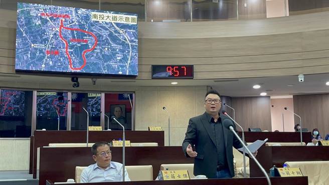 简千翔建议建议县府，在南投市开辟环市的南投大道，打通交通任督二脉，创造新市镇，带动南投县整体发展。（杨静茹摄）