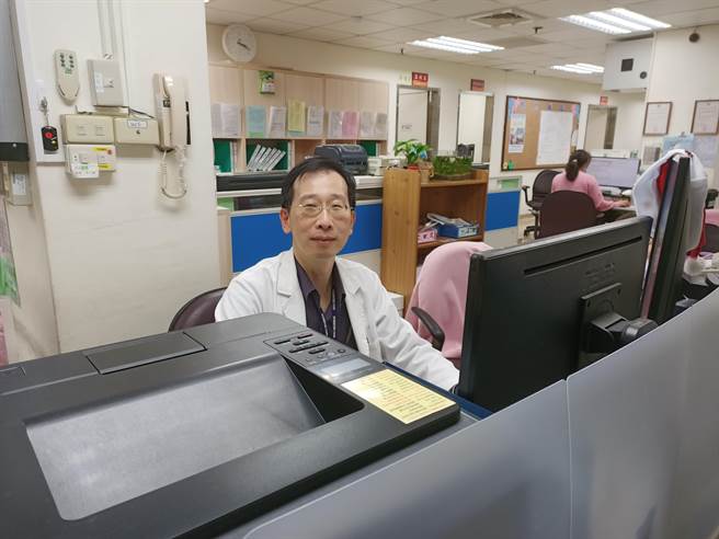 台北荣总新竹分院洗肾室主任黄政斌指出，病患一到医院血压就飙高，然而在家里量血压却是正常的，这种现象就是所谓的白袍症候群。（北荣新竹分院提供／邱立雅竹县传真）
