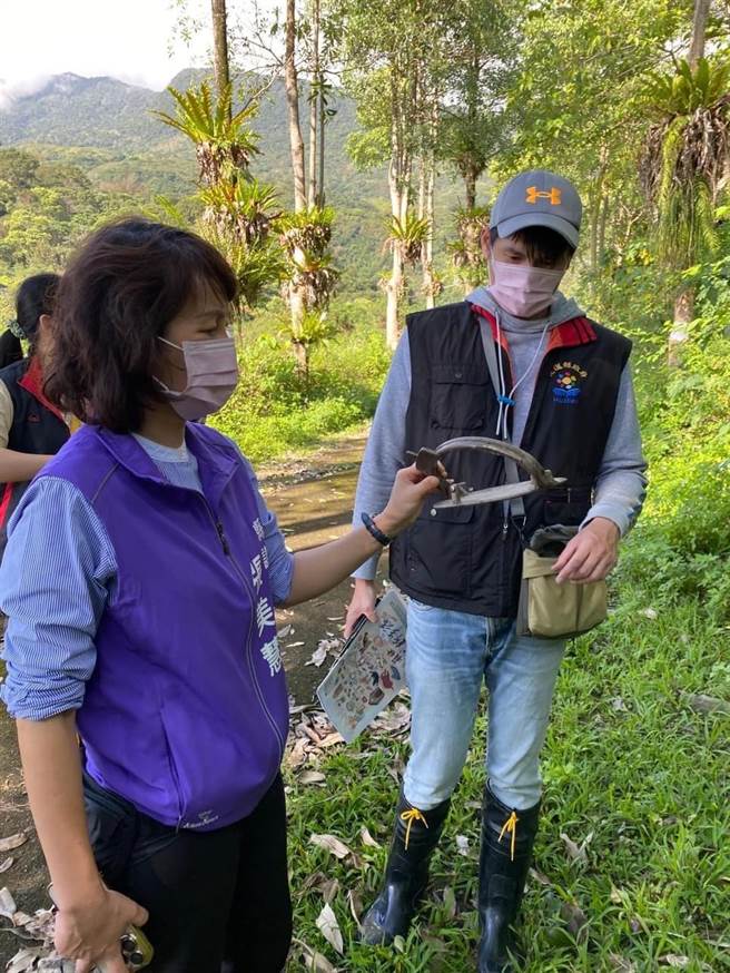 县议员张美慧关切动保议题，今年3月与县府、警方现勘秀林乡偏僻处遭致置放「捕兽铗」。（资料照片）