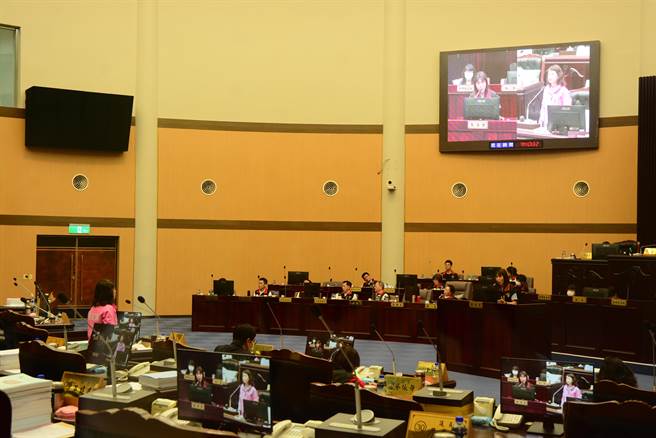 县议员张美慧今在议会关切流浪犬猫议题并建议委请专业捕捉，县府农业处长陈淑雯回应经费考量需评估，但现阶段都在全力防治。（王志伟摄）