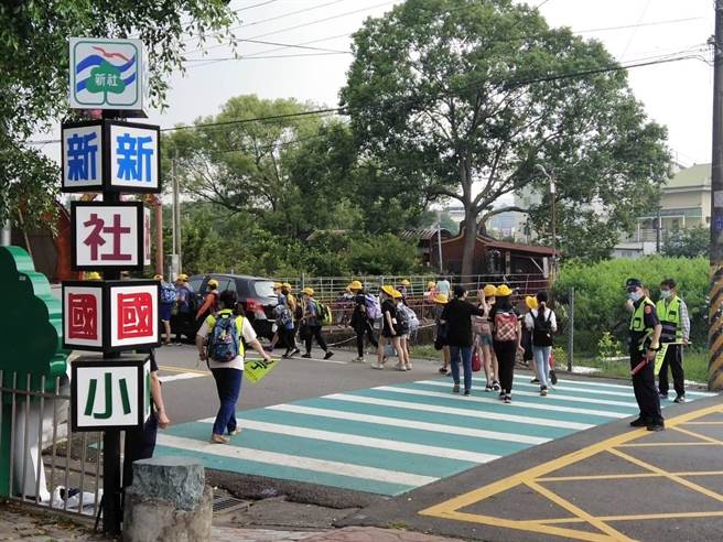 东势警分局与新社国小合作举办交通安全宣导活动。（警方提供）