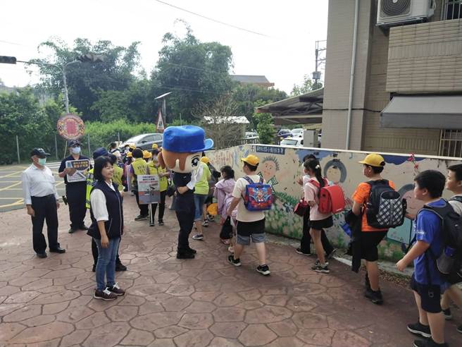 东势警分局与新社国小合作举办交通安全宣导活动。（警方提供）