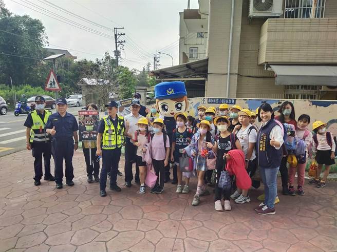 东势警分局与新社国小合作举办交通安全宣导活动。（警方提供）