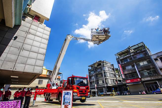 新竹县消防局高铁消防分队预定年底完工，将有70公尺高的曲折云梯车进驻，可在23层高楼救灾。（罗浚滨摄）