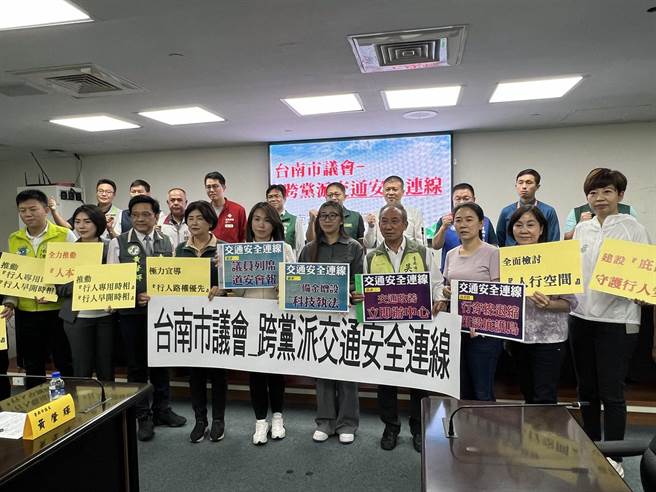 台南市议会不分党派议员共同发起「跨党派交通安全连线」，推动大台南的交通安全。（洪荣志摄）