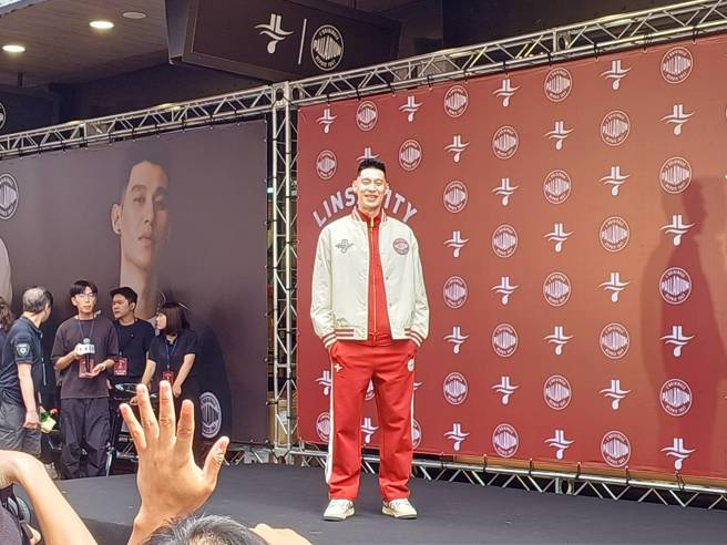 林书豪受伤后公开露面，表示身体无恙。（陈筱琳摄）