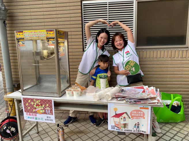 信义房屋新庄中原店主任郑育净（右一）从秘书转职业务，开创职涯新的一片天。（图/信义房屋 提供）