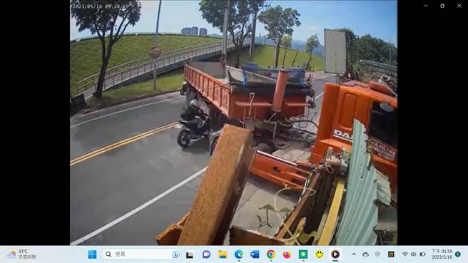 机车衝撞违规左转大货车。（翻摄自脸书《爆废公社》）