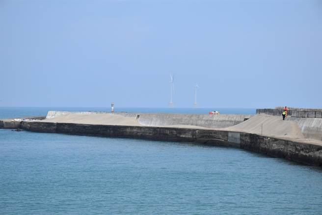 民间厂商在苗栗县后龙镇外埔渔港外海建置完成风电场。（谢明俊摄）