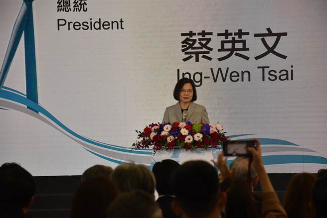 民间厂商在苗栗县后龙镇外埔渔港外海建置完成风电场，总统蔡英文16日上午参加启用仪式。（谢明俊摄）