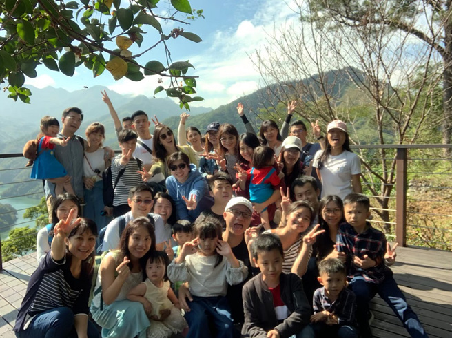 台湾房屋提供员工家庭日，同仁携家带眷出游。(台湾房屋提供)